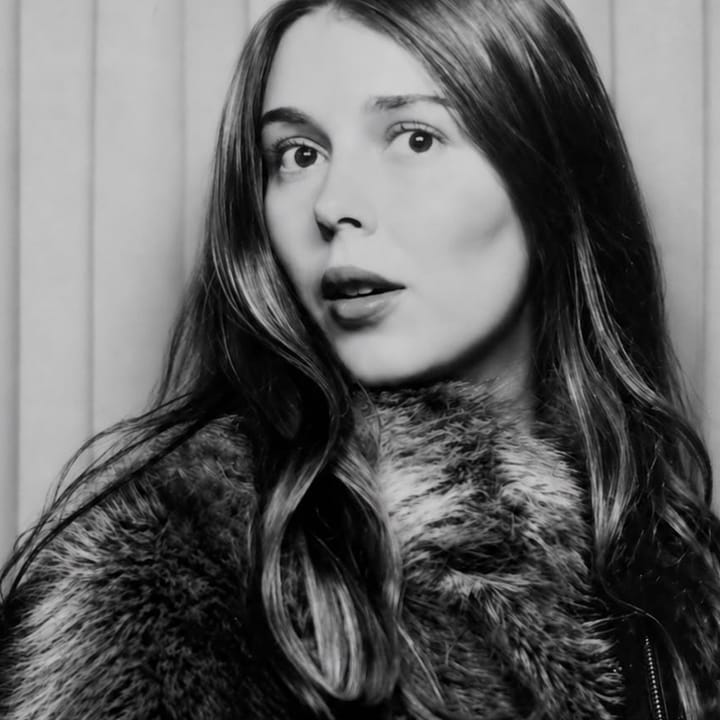 Laura, co-founder of Maemüllen, in black and white